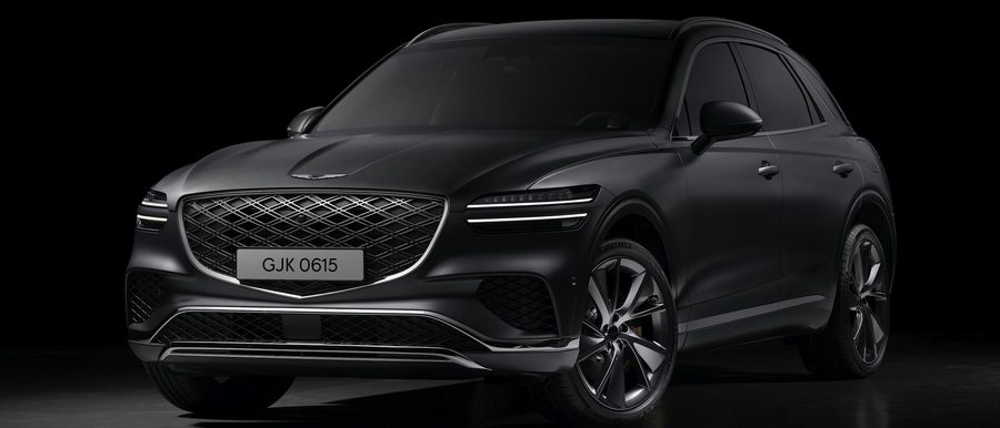 Dunkler SUV in dramatischer Studiobeleuchtung