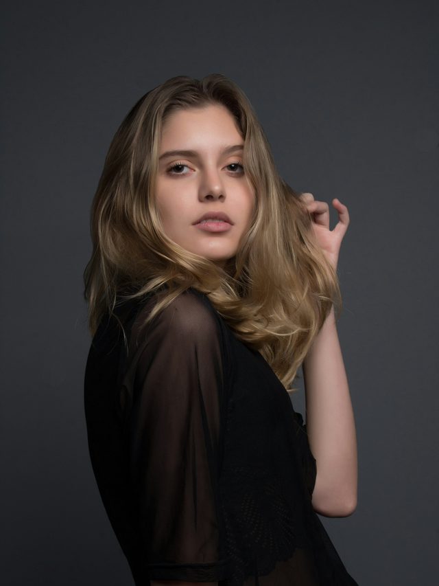 Portrait mit blondem, gewelltem Haar