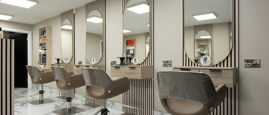 Salon mit Spiegeln und Holzlamellen
