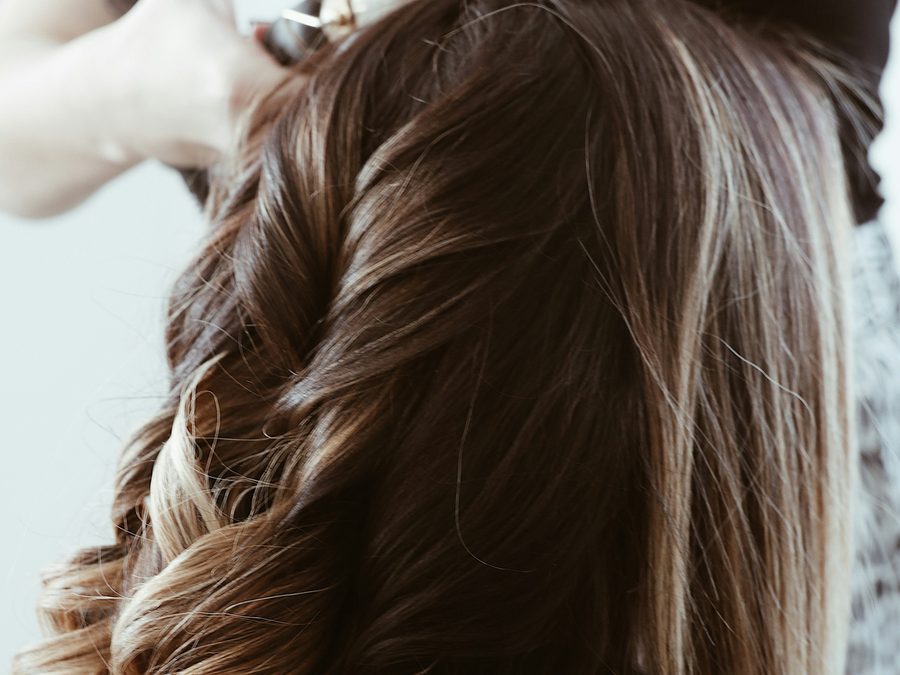 Blondes Haar mit weichen Wellen nach einer Balayage