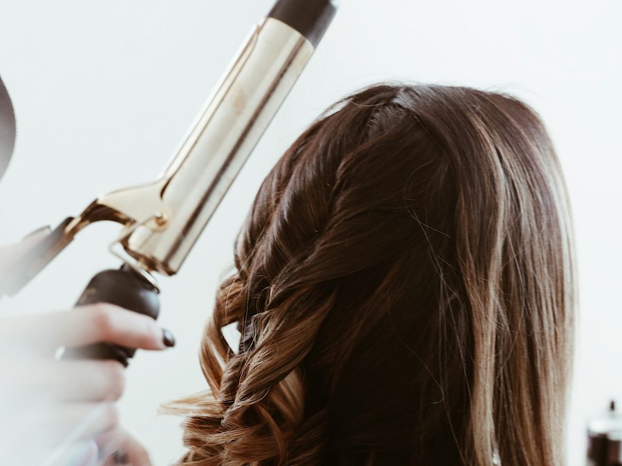 Styling von langem, gewelltem Haar im Studio
