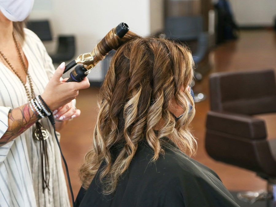 Locken werden mit dem Lockenstab geformt