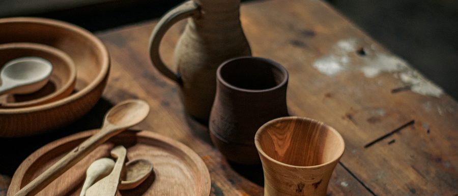 Handgefertigte Holzschalen und Becher auf einer Werkbank