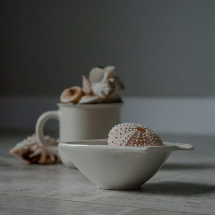 Keramikschale und Tasse auf hellem Stein