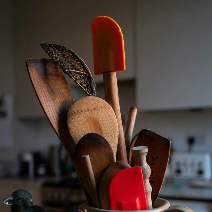 Holzkellen in einem Keramiktopf