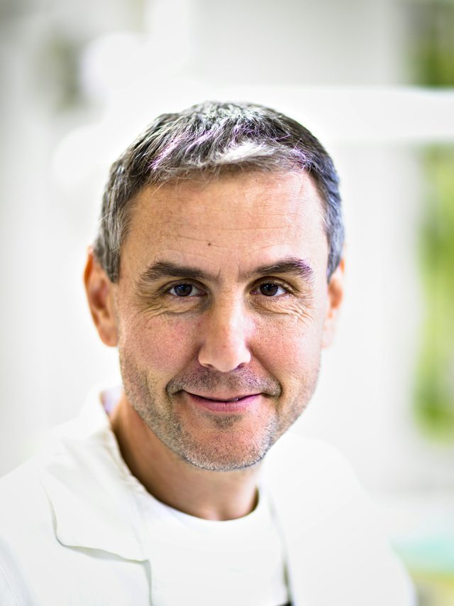 Portrait von Dr. Andreas Vollenweider im Behandlungsraum