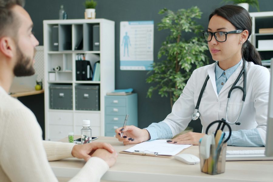 Ärztin im Gespräch mit einer Patientin