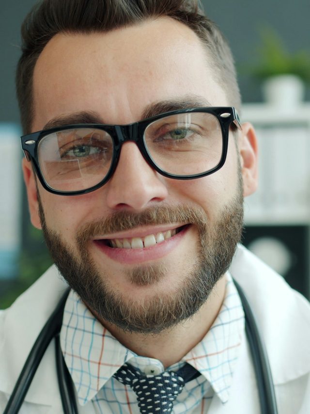 Arzt mit Brille im Sprechzimmer