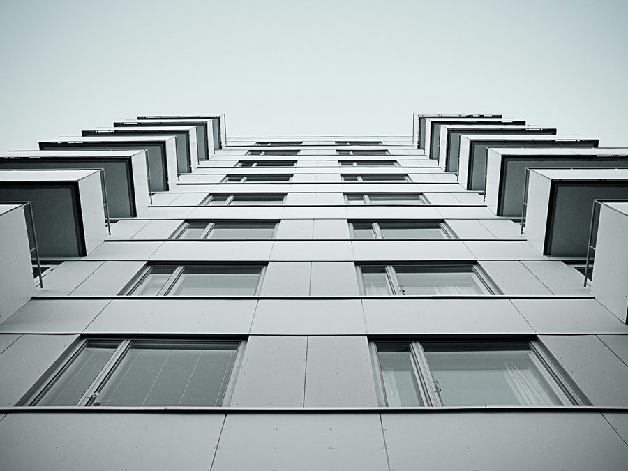 Symmetrische Fassade eines Neubaus