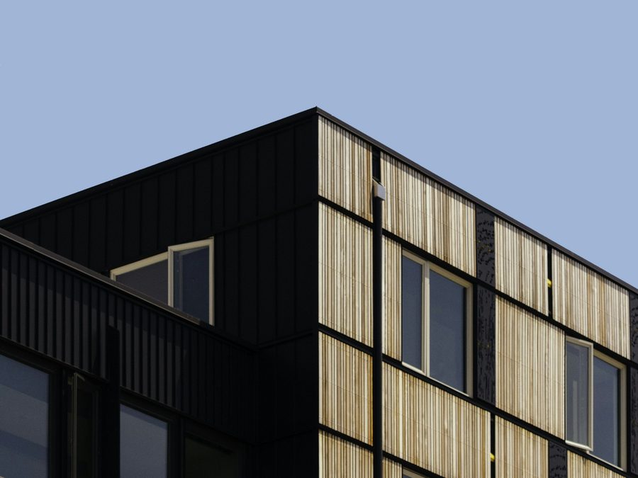 Gebäude mit Metall- und Holzfassade