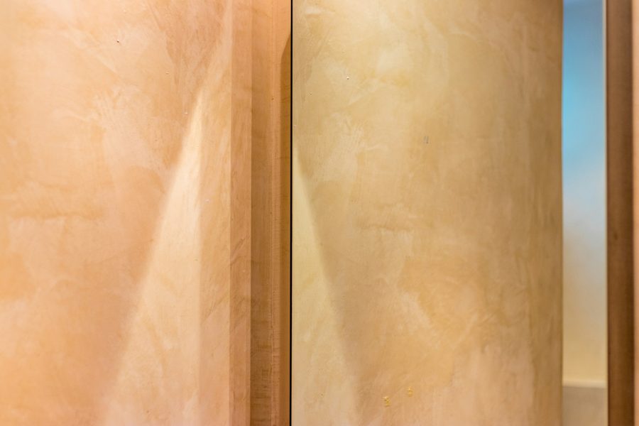 Warme Farbflaeche in Ocker und Terrakotta