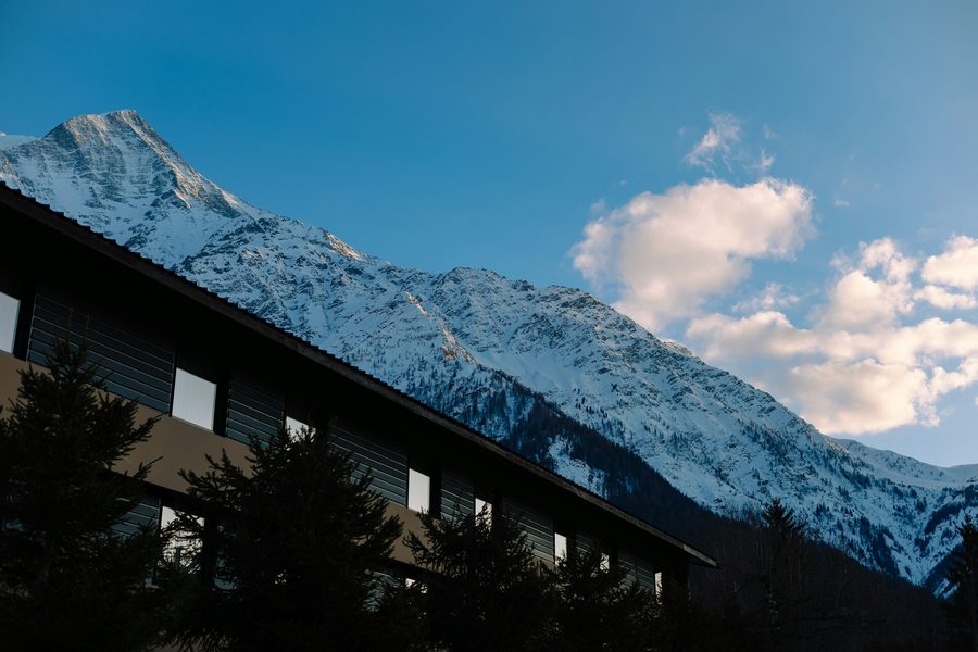 Verschneiter Berggipfel