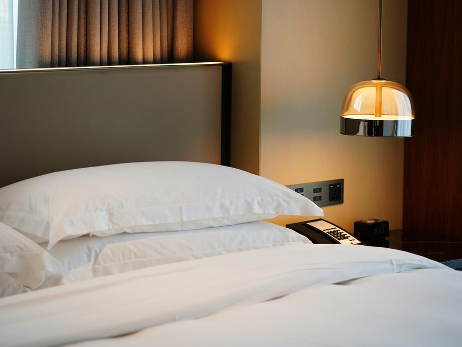 Zimmer mit warmer Pendelleuchte
