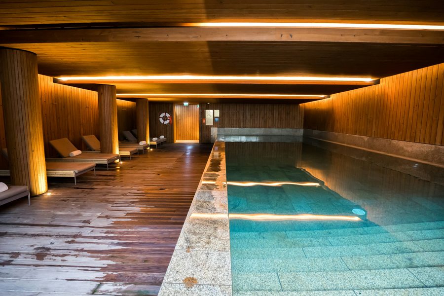 Poolgang mit warmer Holzdecke
