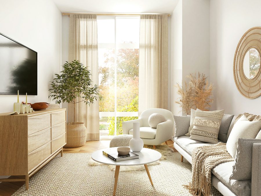 Wohnzimmer mit Vorhängen und Holzmöbeln