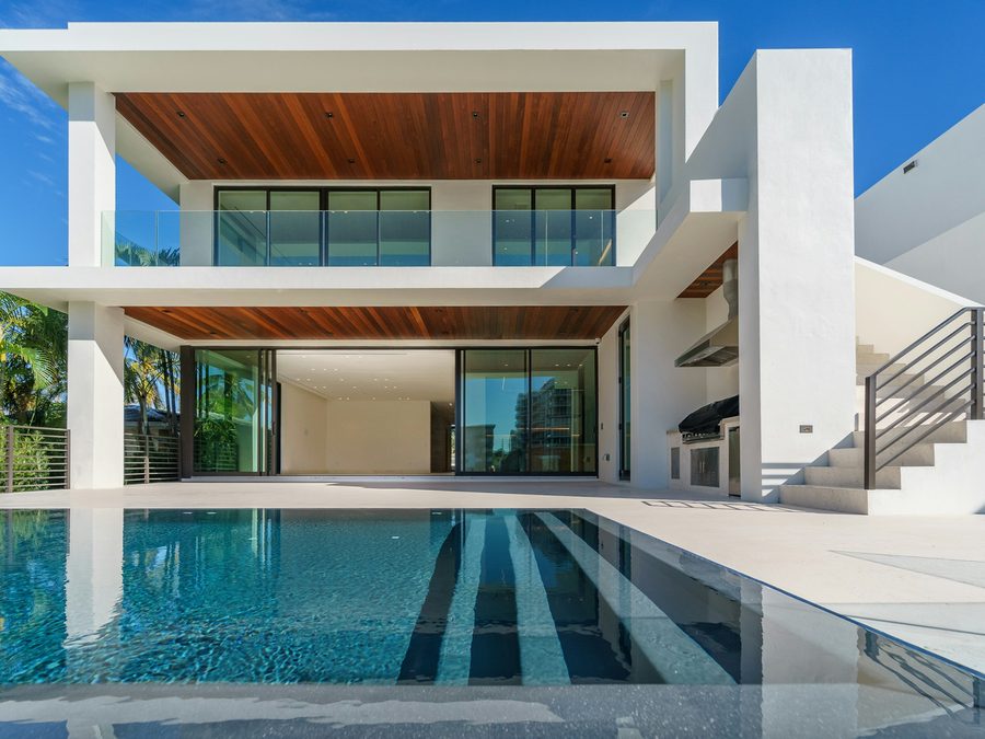 Villa mit Pool und Holzdecke