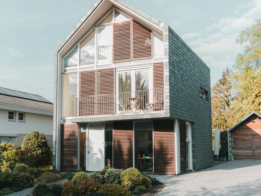 Mehrgeschossiges Haus mit Holz- und Schieferfassade
