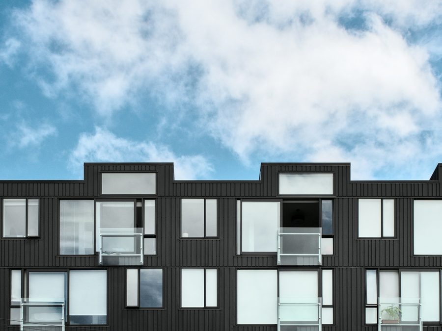 Dunkle Fassade eines städtischen Wohngebäudes
