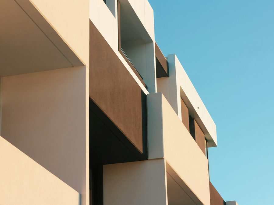 Minimalistische Fassade in warmem Sandton